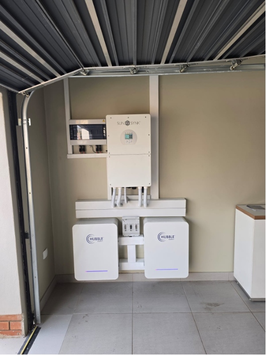 Residential hybrid solar and battery system installation